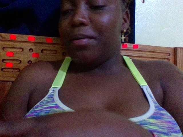 Roseroca33 live cam on BongaCams