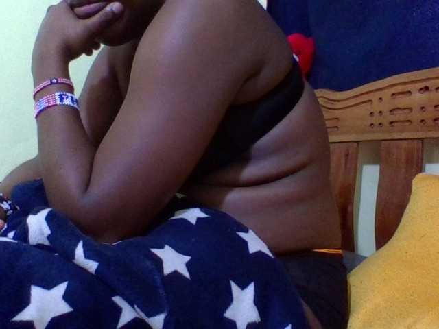 Roseroca33 live cam on BongaCams