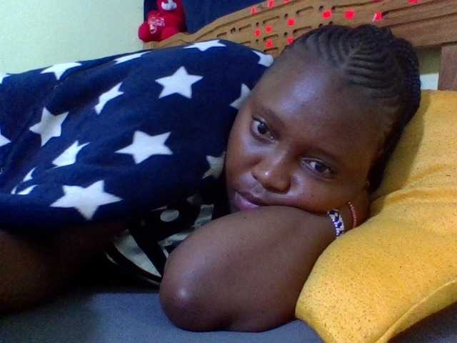 Roseroca33 live cam on BongaCams