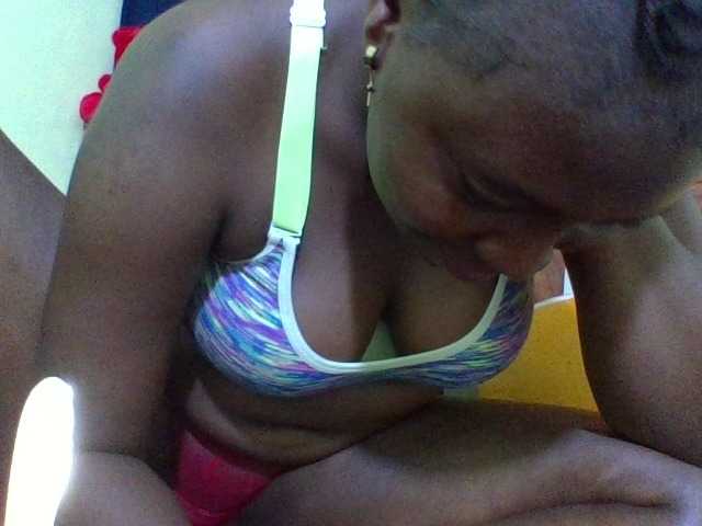 Roseroca33 live cam on BongaCams
