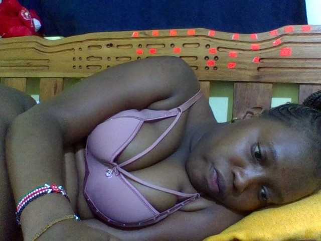 Roseroca33 live cam on BongaCams
