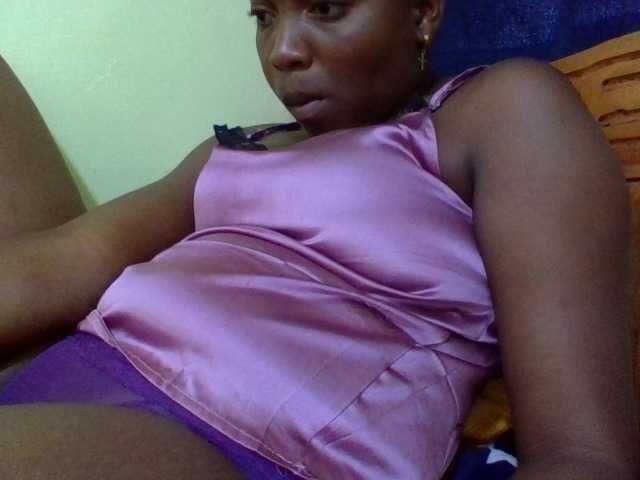 Roseroca33 live cam on BongaCams