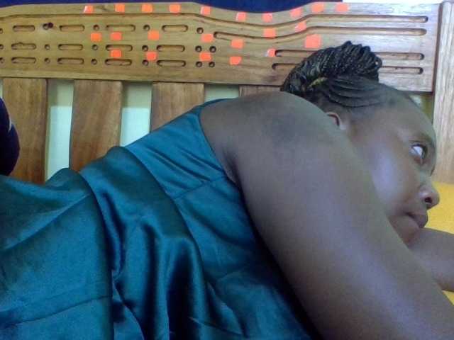 Roseroca33 live cam on BongaCams