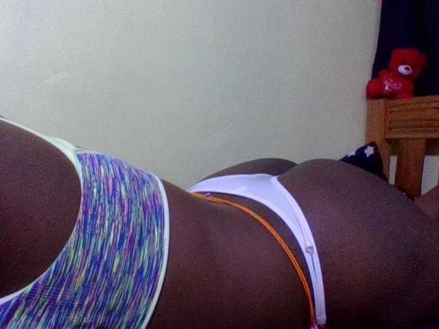 Roseroca33 live cam on BongaCams
