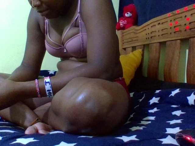 Roseroca33 live cam on BongaCams