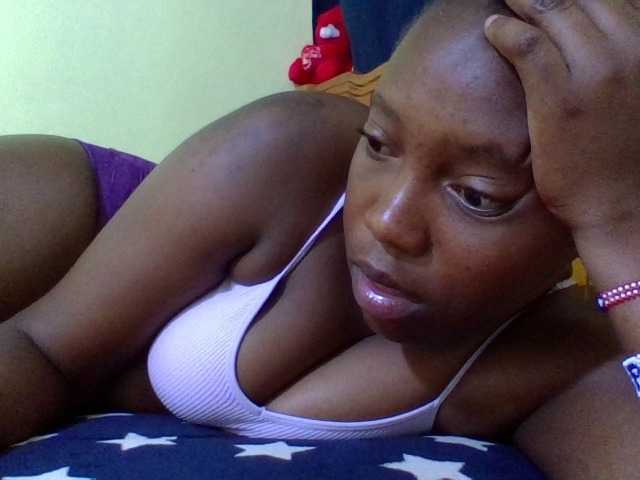 Roseroca33 live cam on BongaCams