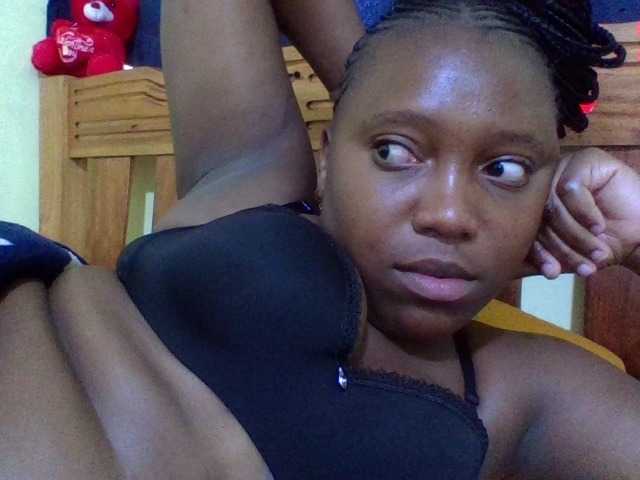 Roseroca33 live cam on BongaCams