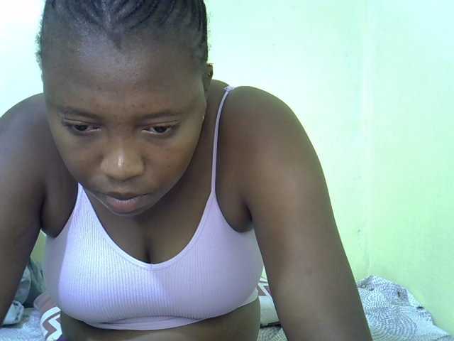 Roseroca33 live cam on BongaCams