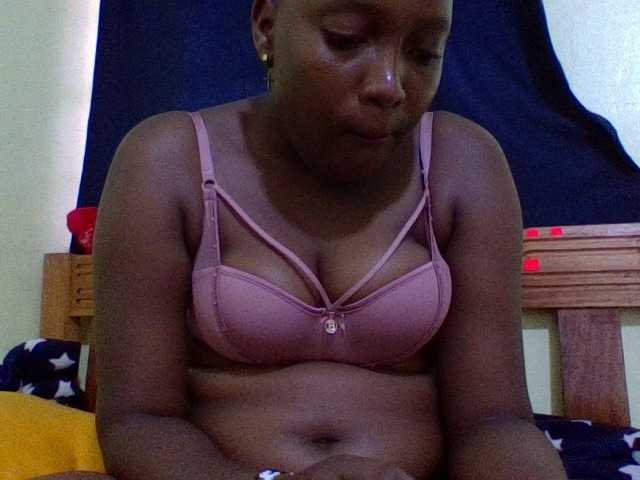 Roseroca33 live cam on BongaCams