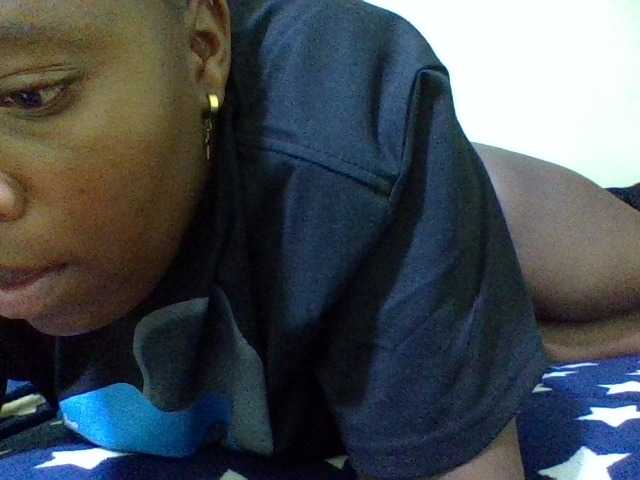 Roseroca33 live cam on BongaCams