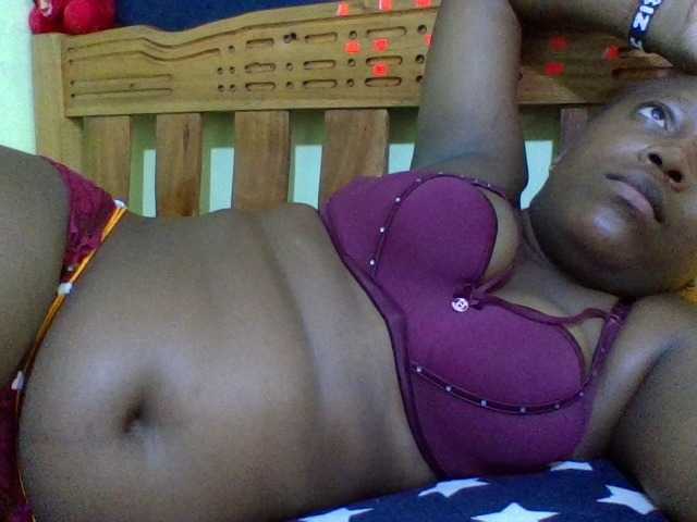 Roseroca33 live cam on BongaCams