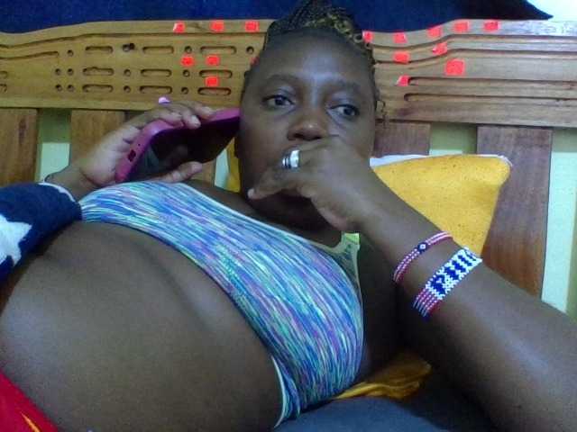 Roseroca33 live cam on BongaCams