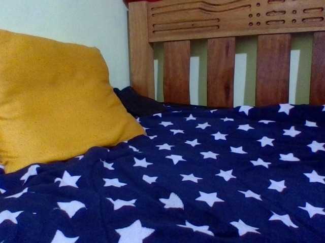 Roseroca33 live cam on BongaCams