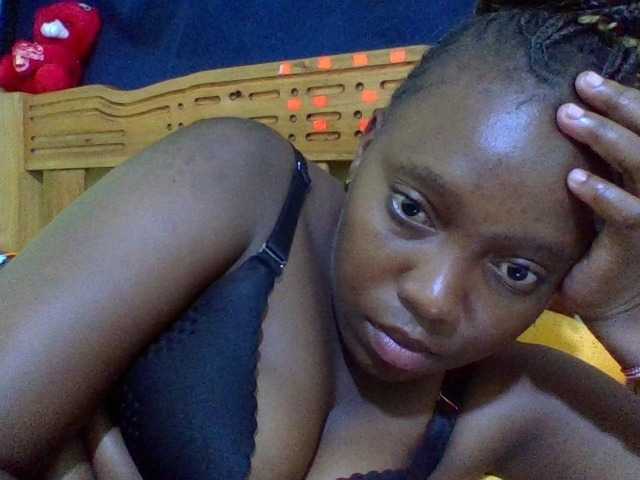 Roseroca33 live cam on BongaCams