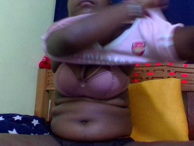 Roseroca33 live cam on BongaCams