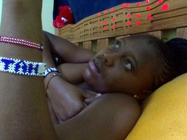 Roseroca33 live cam on BongaCams