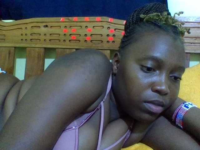 Roseroca33 live cam on BongaCams