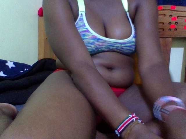 Roseroca33 live cam on BongaCams