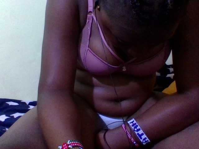 Roseroca33 live cam on BongaCams