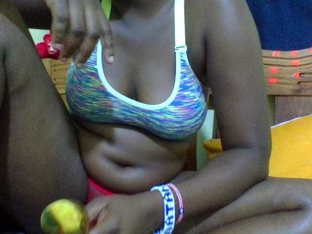 Roseroca33 live cam on BongaCams