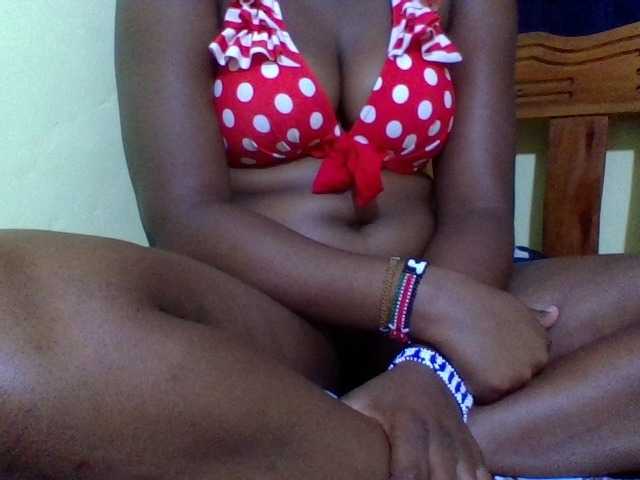 Roseroca33 live cam on BongaCams
