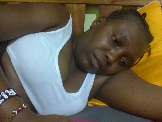 Roseroca33 live cam on BongaCams
