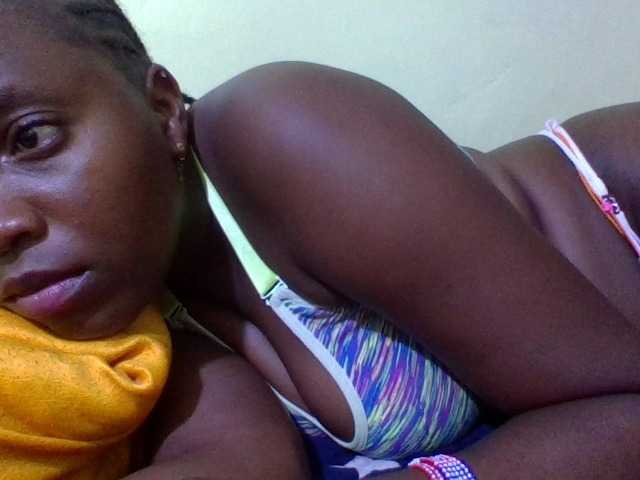 Roseroca33 live cam on BongaCams