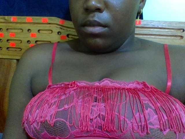 Roseroca33 live cam on BongaCams