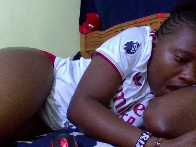 Roseroca33 live cam on BongaCams