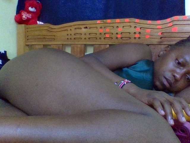 Roseroca33 live cam on BongaCams