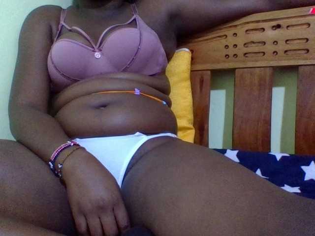 Roseroca33 live cam on BongaCams