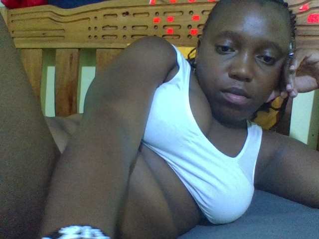 Roseroca33 live cam on BongaCams