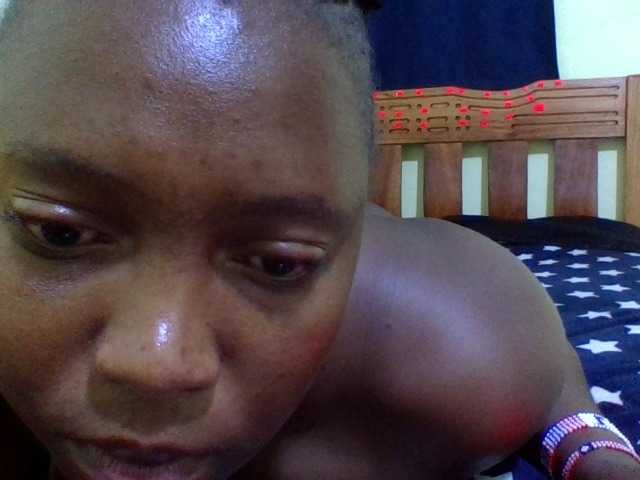 Roseroca33 live cam on BongaCams