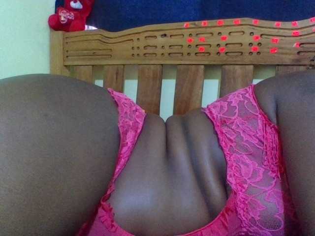Roseroca33 live cam on BongaCams