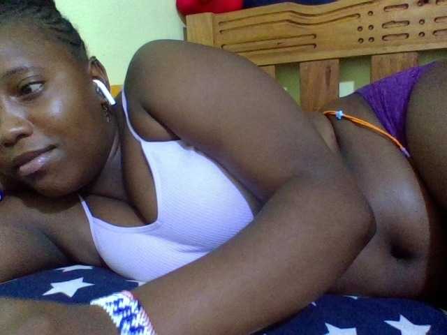 Roseroca33 live cam on BongaCams