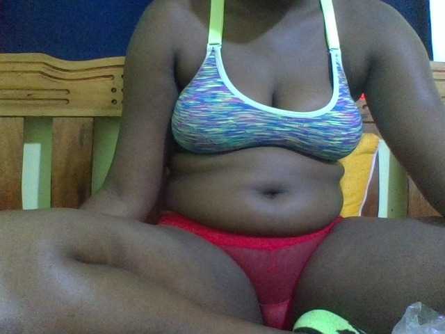 Roseroca33 live cam on BongaCams