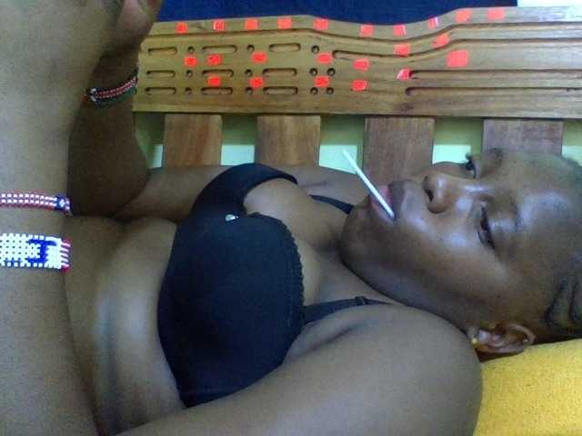 Roseroca33 live cam on BongaCams