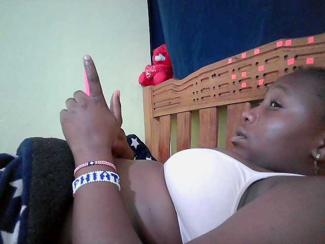 Roseroca33 live cam on BongaCams