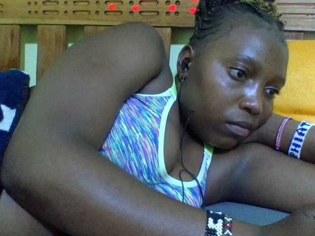 Roseroca33 live cam on BongaCams