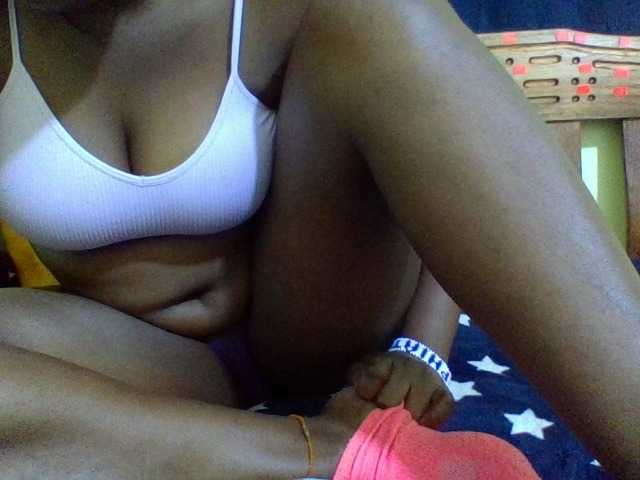 Roseroca33 live cam on BongaCams