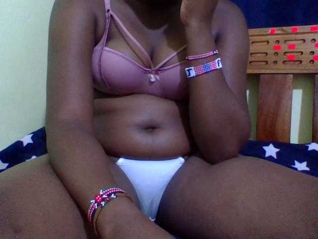 Roseroca33 live cam on BongaCams