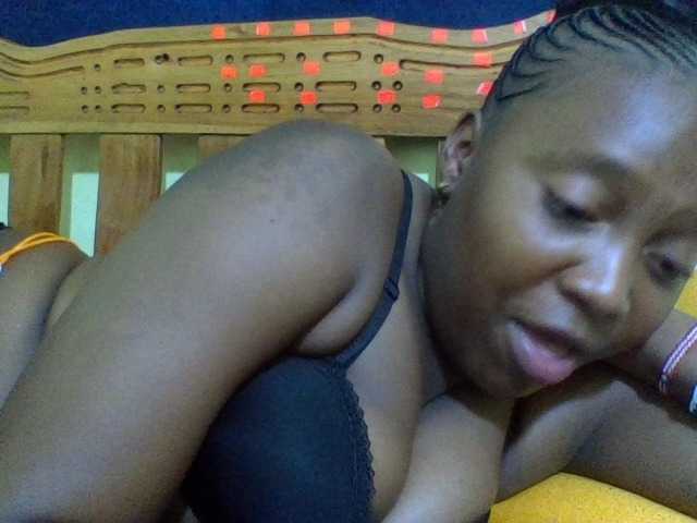 Roseroca33 live cam on BongaCams