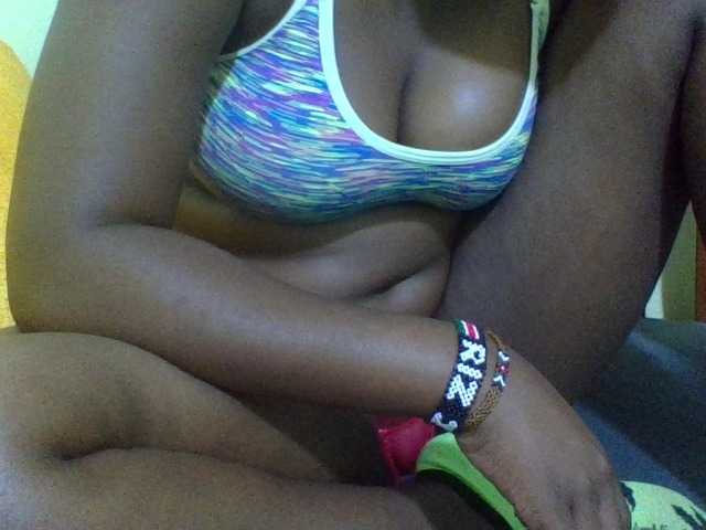 Roseroca33 live cam on BongaCams