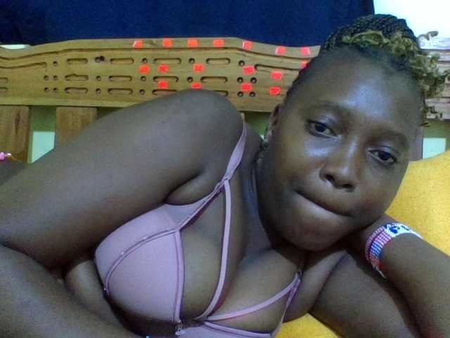 Roseroca33 live cam on BongaCams
