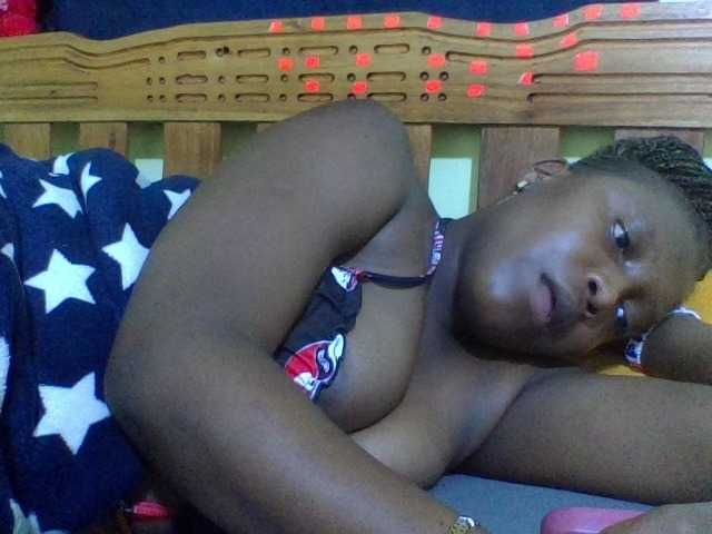Roseroca33 live cam on BongaCams