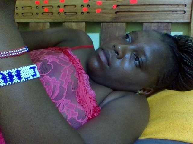 Roseroca33 live cam on BongaCams