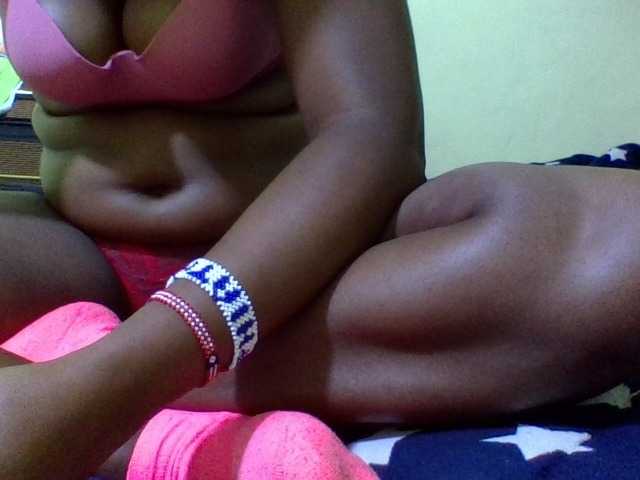 Roseroca33 live cam on BongaCams