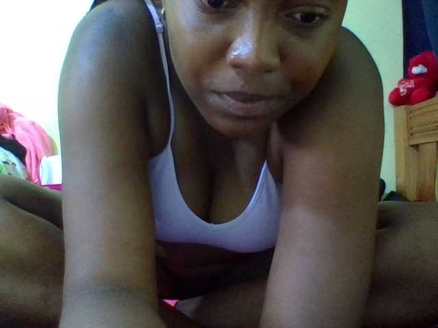 Roseroca33 live cam on BongaCams