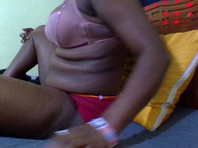 Roseroca33 live cam on BongaCams