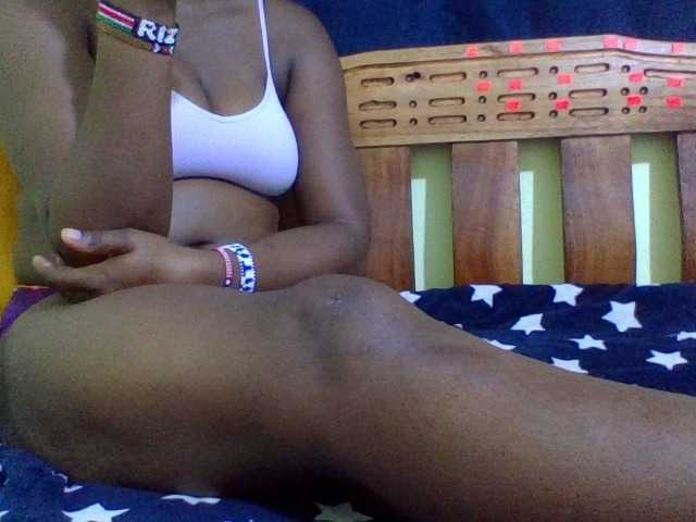 Roseroca33 live cam on BongaCams